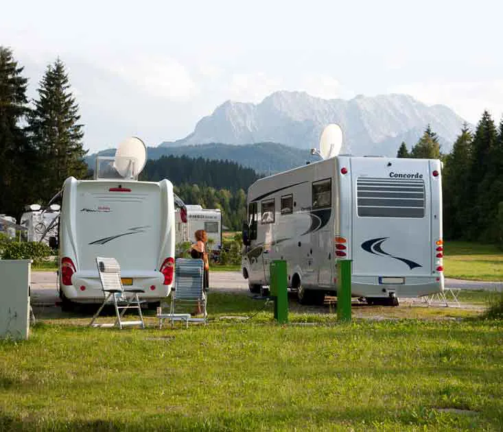 Zwei Camper auf den Stellplätzen