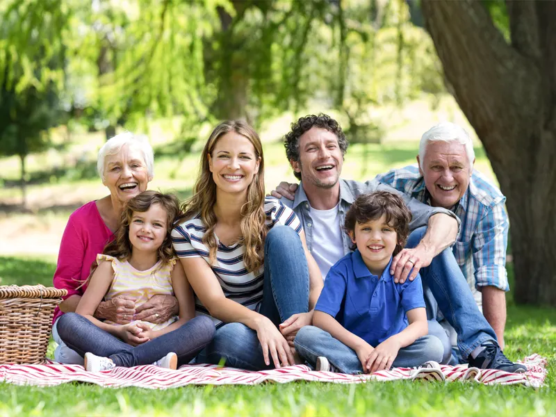 Lachende Familie auf Picknick Decke