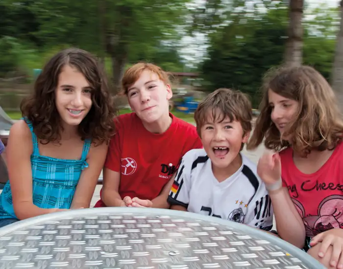 Lachende Kindergruppe hat Spaß auf dem Spielplatz