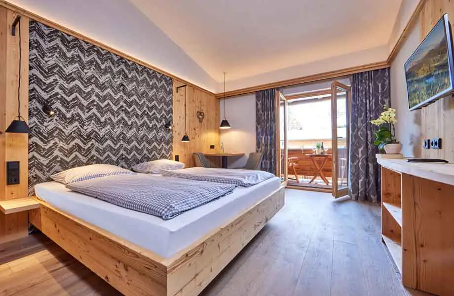 Schlafzimmer mit Balkon des Mietappartements