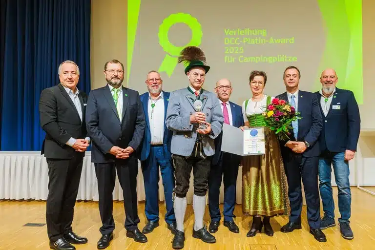 Familie Zick bekommt die Auszeichnung Platin-Award des Deutschen Camping Clubs verliehen