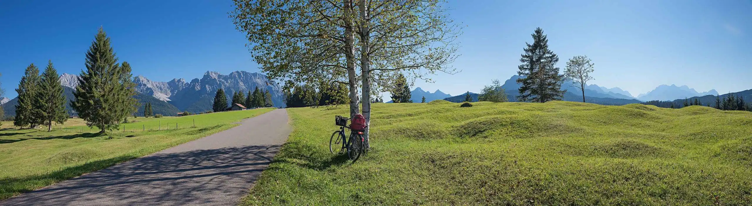 Ausblick auf Wiesen und Berge