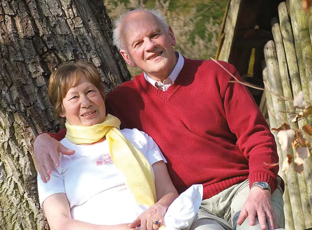 Älteres Paar im Campingglück