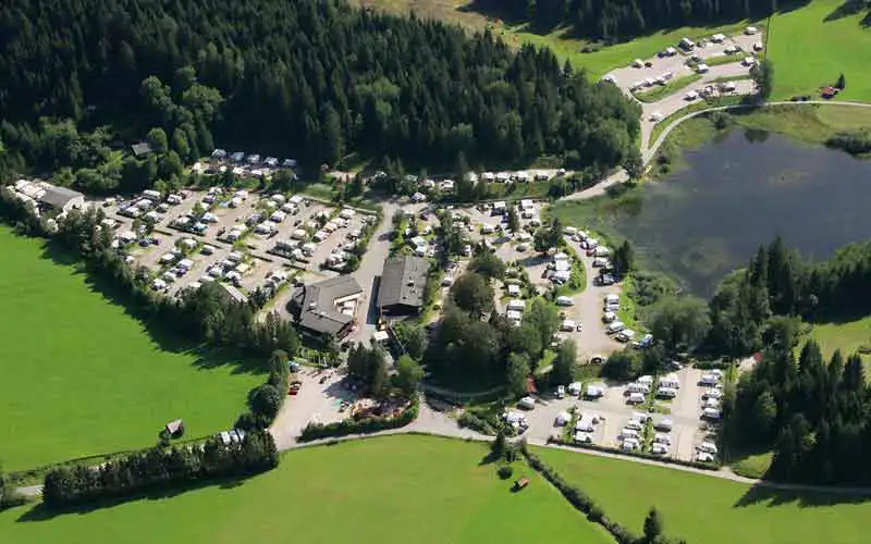 Vogelperspektive des Alpen-Caravanpark Tennsee