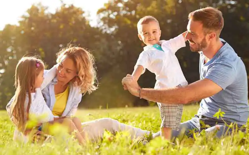 Familie spielt in der Wiese