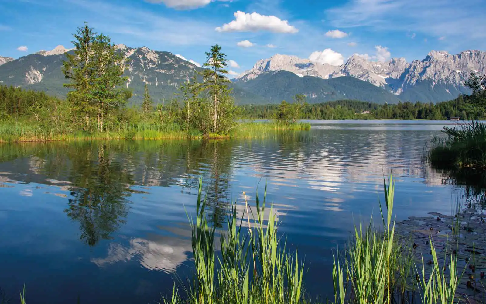 Barmsee mit ufer und Bergen