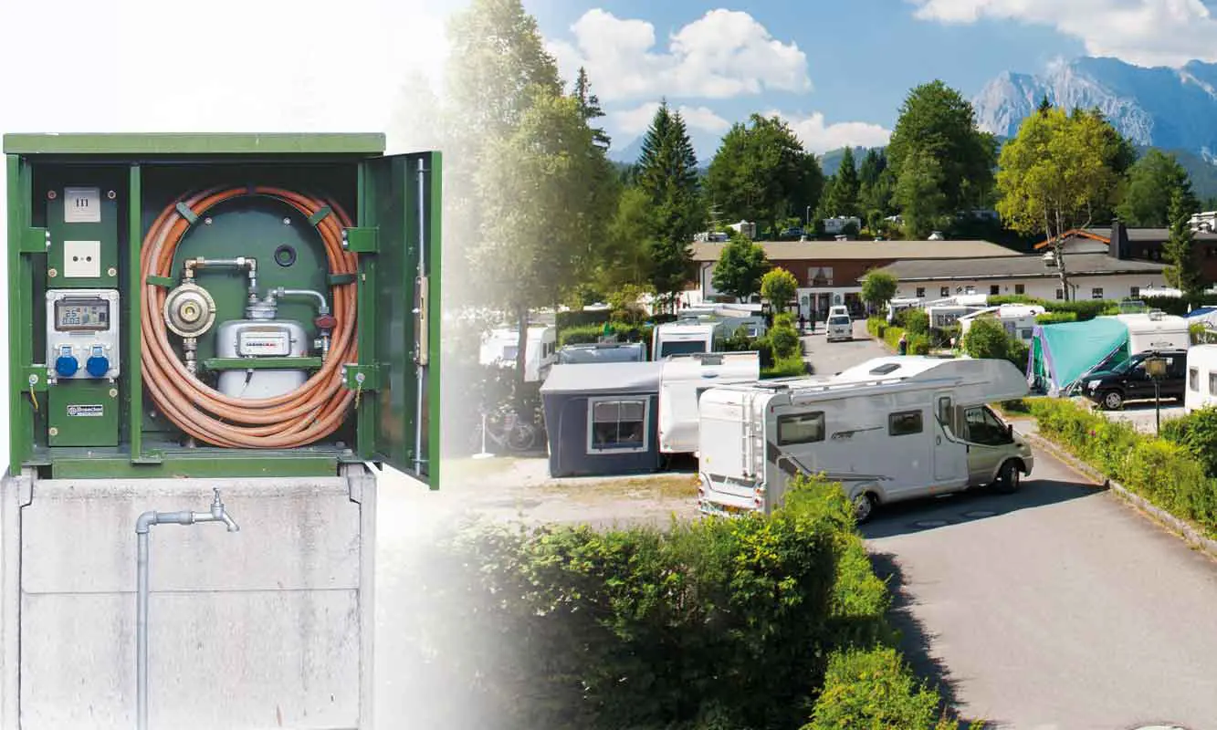 Versorgungssäule und Ansicht Campingplatz