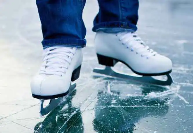 Schlittschuhe auf dem Eis