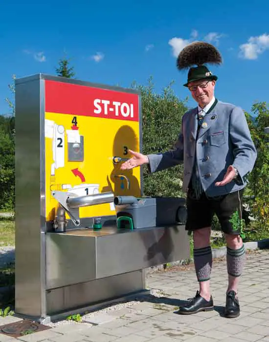 Herr Zick vor der Entsorgungsstation ST-TOI