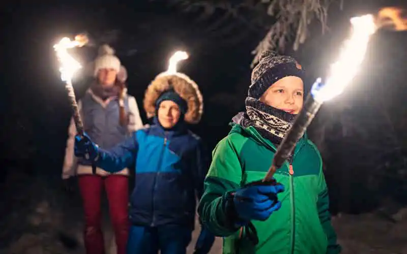 Kinder mit Fackeln in der Hand