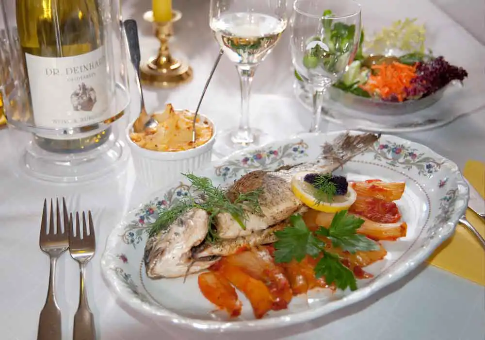 Fischteller mit Getränken