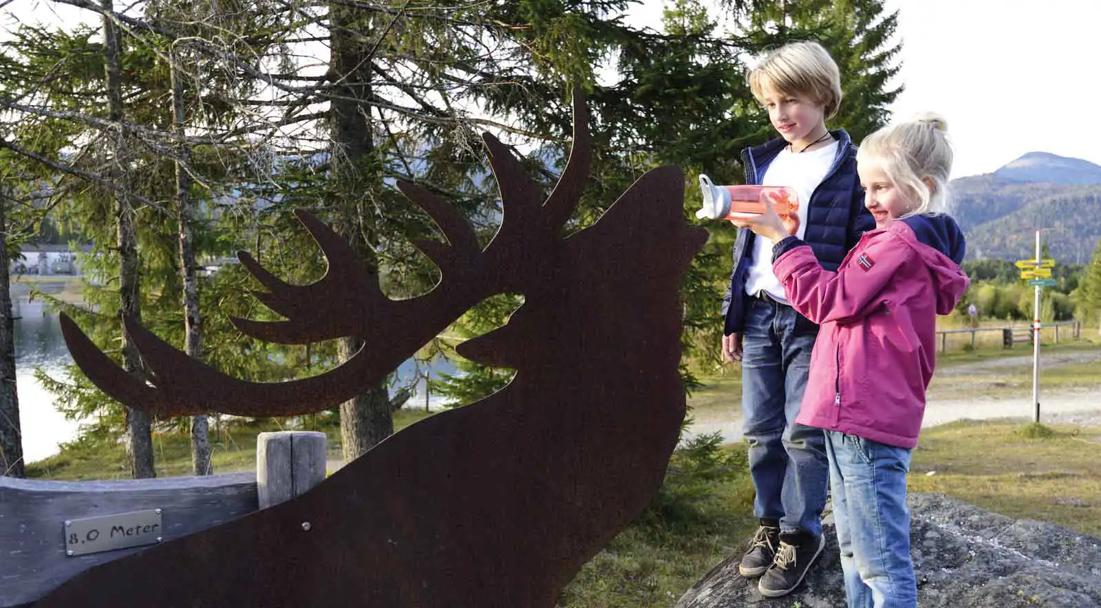 Isar-Natur-Erlebnisweg - Kinder stehen neben Bronze Hirschskulptur
