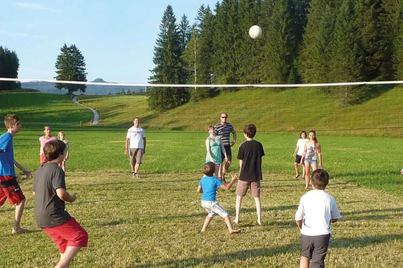 Kinder und Jugendliche spielen Volleyball