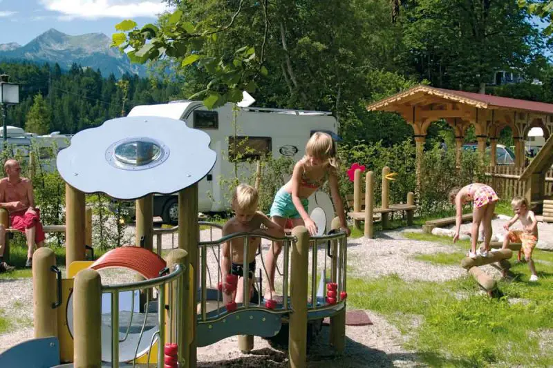 Kinder auf dem Klettergerüst