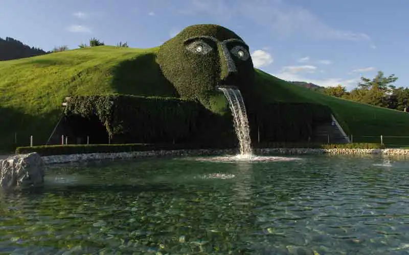 Kristall-Museum Aussenbereich mit Brunnen