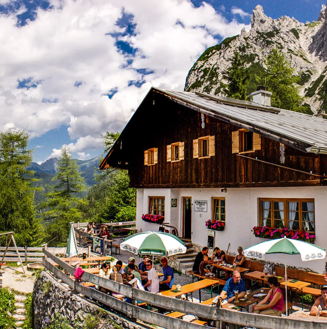 Viele Gäste genießen die Terrasse der Mittenwalder Hütte