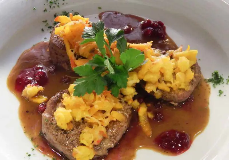 Teller mit Wildspezialitäten