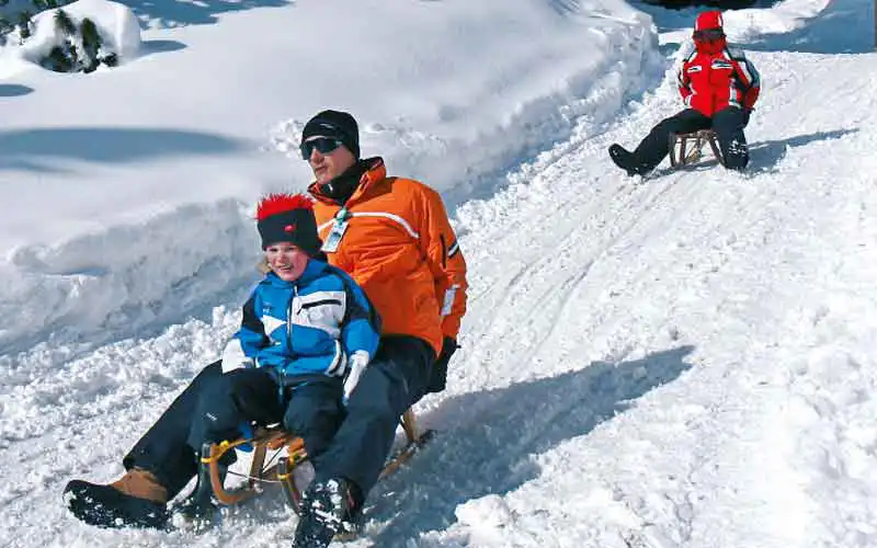Rodeln auf Holzschlitten
