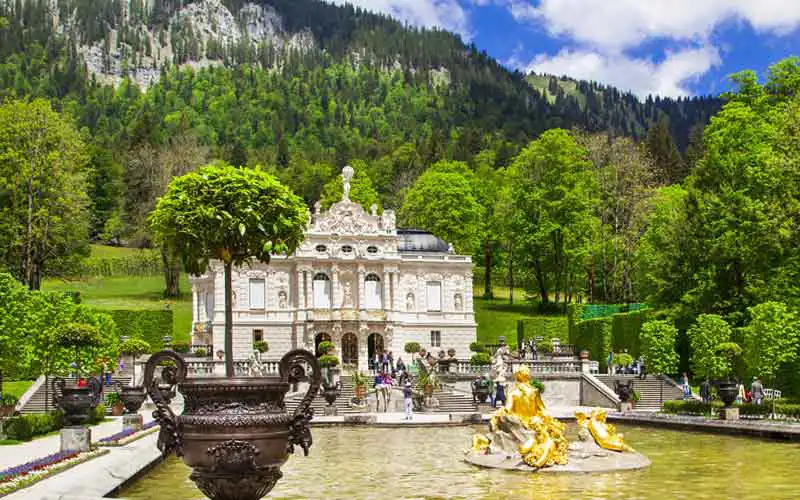 Schloss Linderhof mit Brunnen