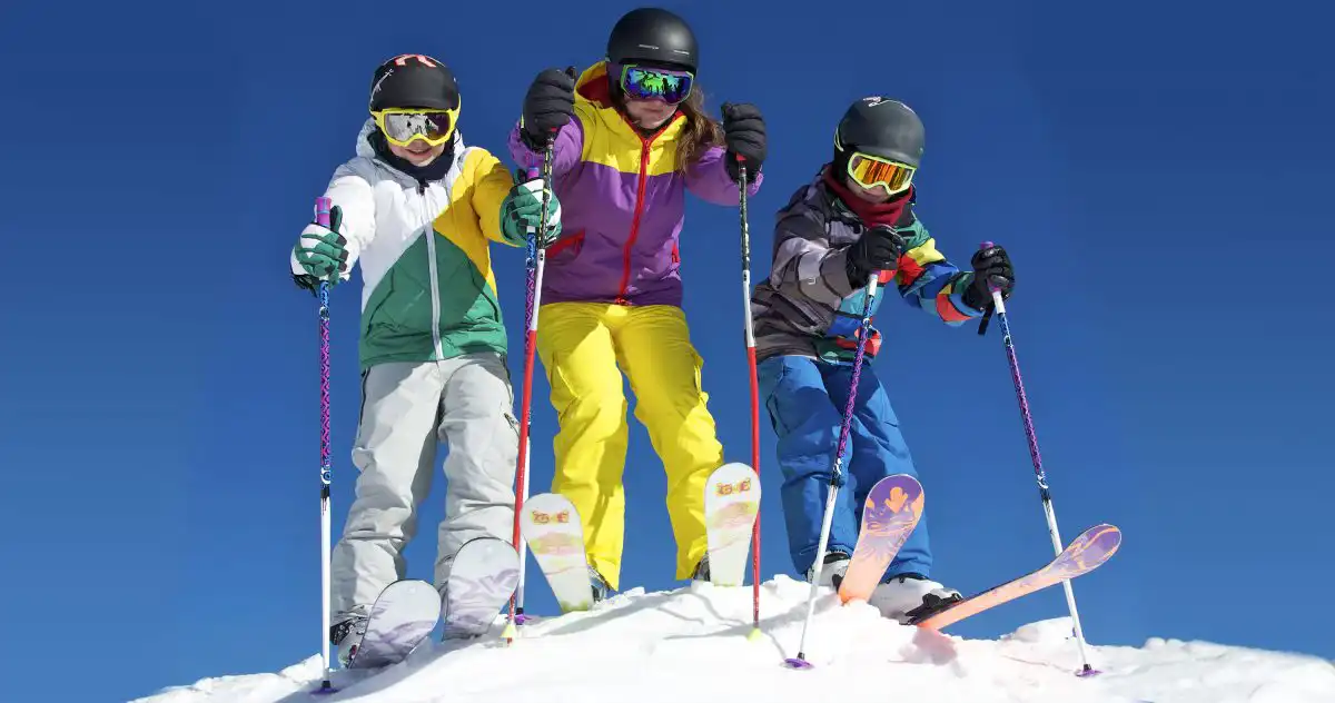 Kinder in Skiausrüstung