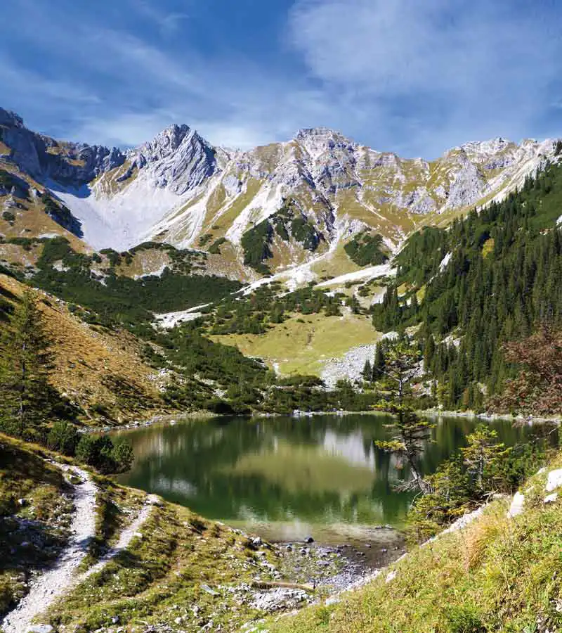 Schöne Aussicht auf Bergsee