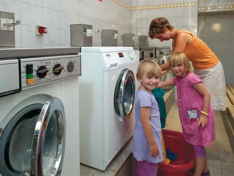 Waschküche mit Münzwaschautomaten