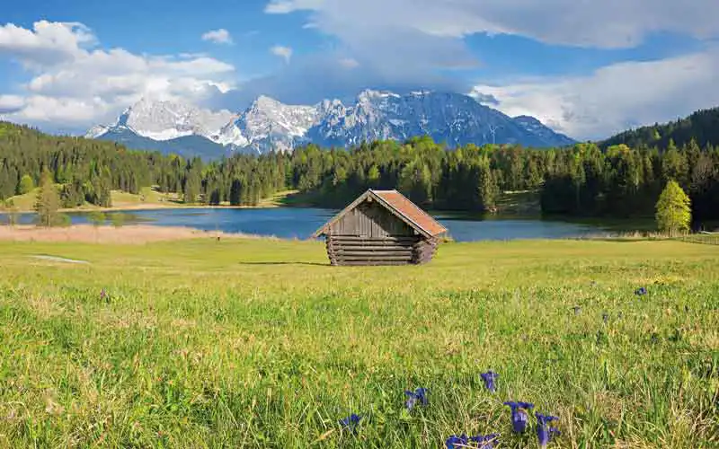 Werdenfelser Land, Wiese mit Hütte und See im Hintergrund