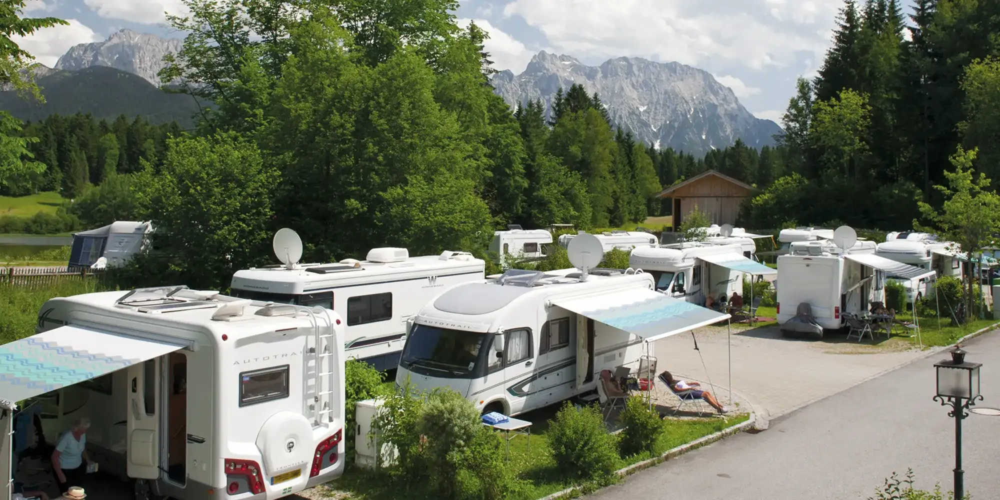 Wohnmobilstellplatz im Sommer